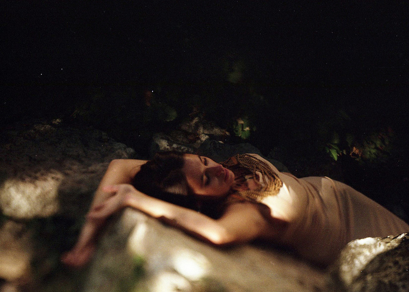 东欧魅影：打破禁忌的胶片感人像摄影