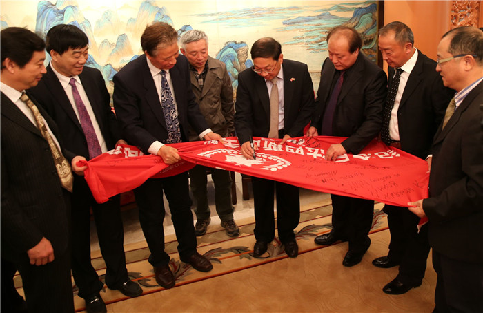 中国驻德大使史明德接见和平万里行采访团