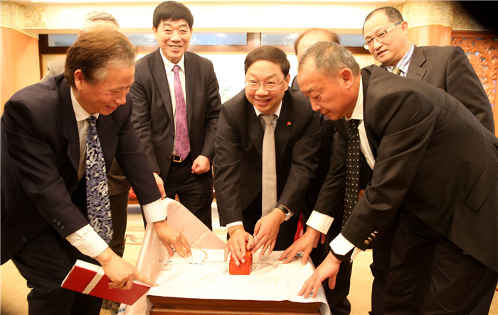 中国驻德大使史明德接见和平万里行采访团