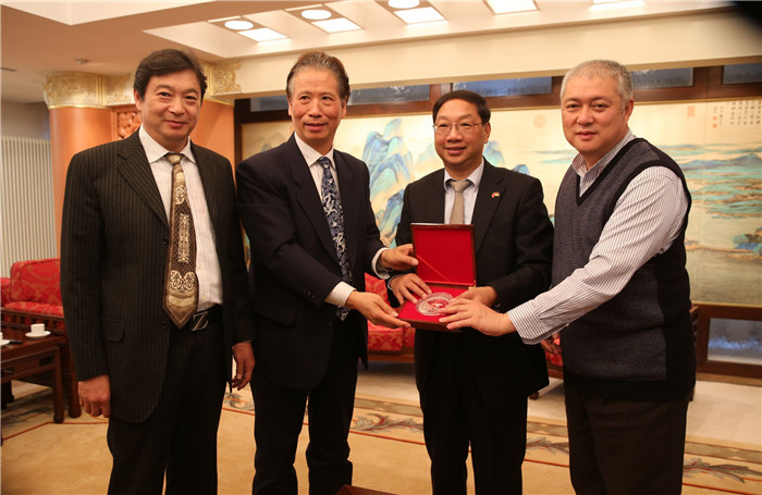 中国驻德大使史明德接见和平万里行采访团