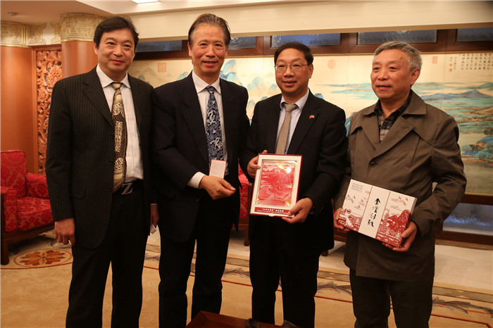 中国驻德大使史明德接见和平万里行采访团