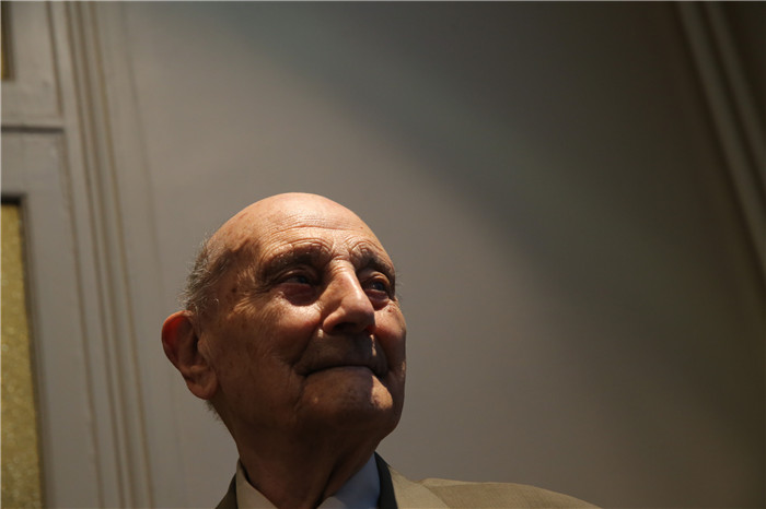 万里行采访团采访戴高乐基金会和二战老兵