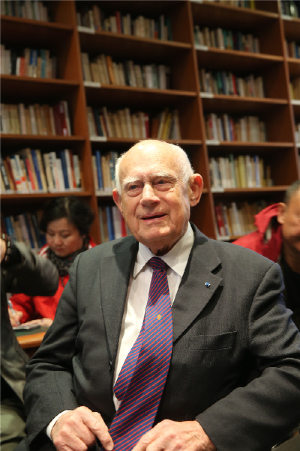 万里行采访团采访戴高乐基金会和二战老兵