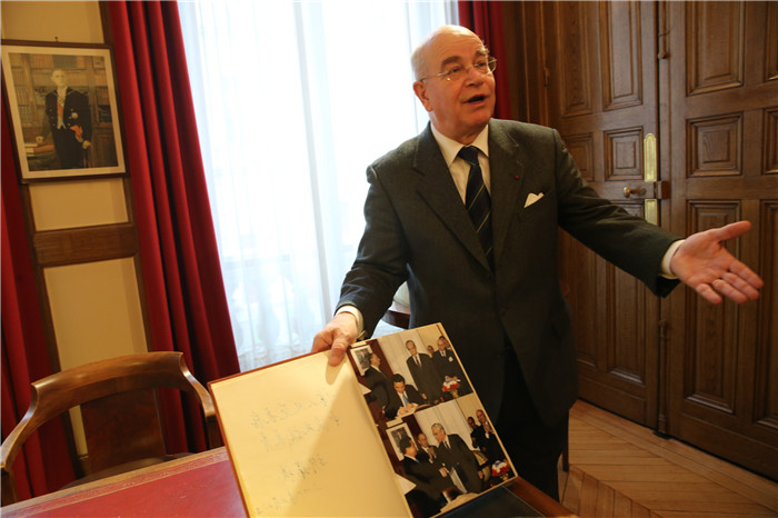 万里行采访团采访戴高乐基金会和二战老兵