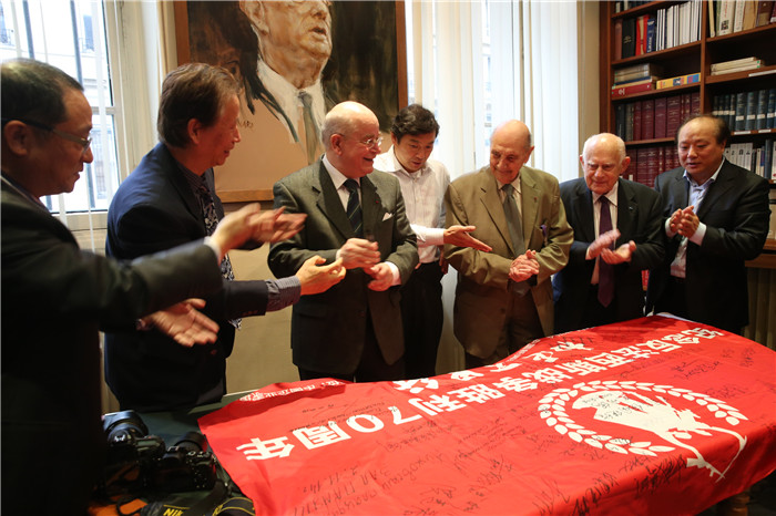 万里行采访团采访戴高乐基金会和二战老兵