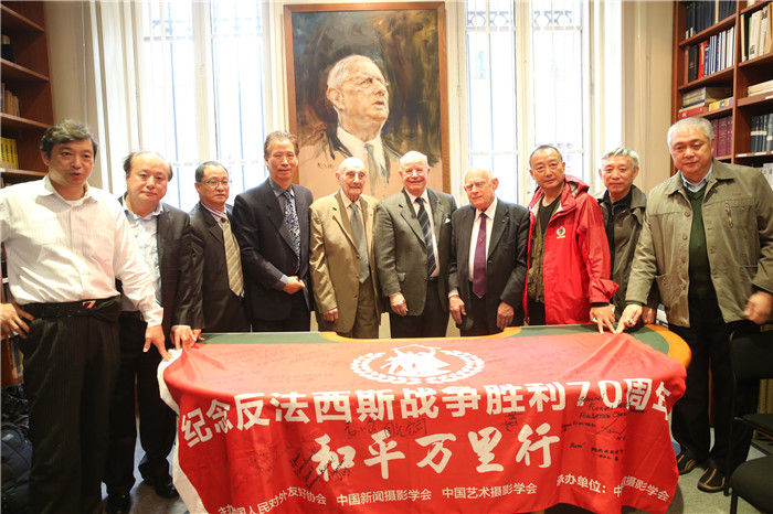 万里行采访团采访戴高乐基金会和二战老兵