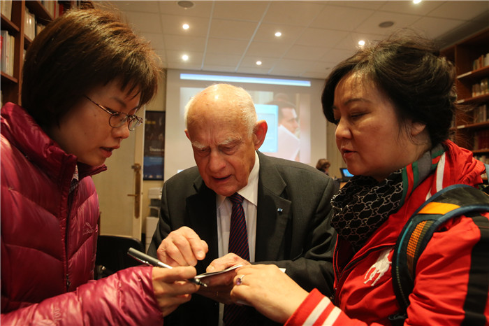 万里行采访团采访戴高乐基金会和二战老兵