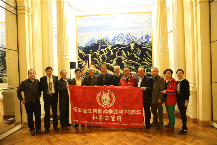 驻法国使馆公使兼参赞谭对盛会见和平万里行采访团成员