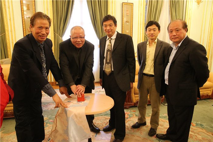 驻法国使馆公使兼参赞谭对盛会见和平万里行采访团成员