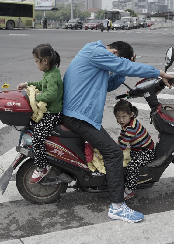 《“车技”惊心 ——电动自行车，且行且珍惜》