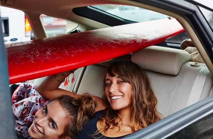 阳光、沙滩、妹子