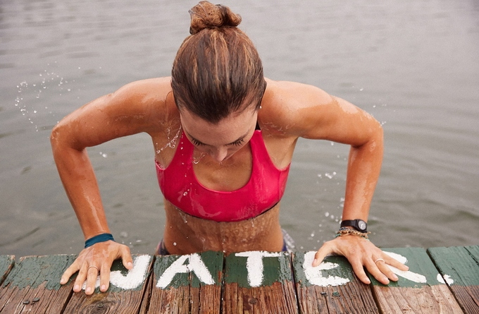 阳光、沙滩、妹子