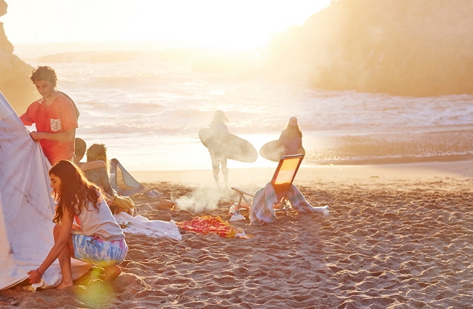 阳光、沙滩、妹子