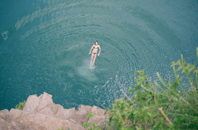 阳光、沙滩、妹子