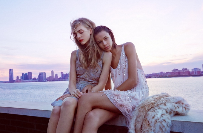 阳光、沙滩、妹子