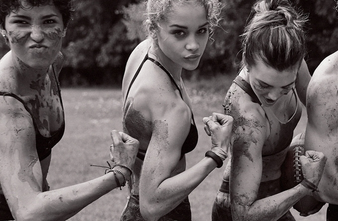 阳光、沙滩、妹子