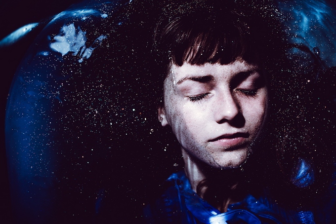 光影中少女的忧伤