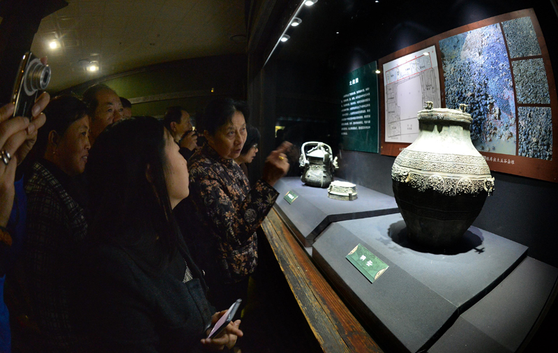 西汉海昏侯墓发掘进行时
