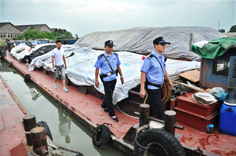 触目惊心! 2万多吨垃圾跨省非法倾倒苏州太湖边