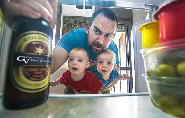 以色列父亲用镜头记录双胞胎儿子欢乐童年