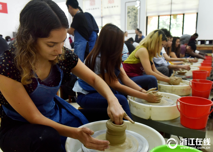 外国留学生学陶艺