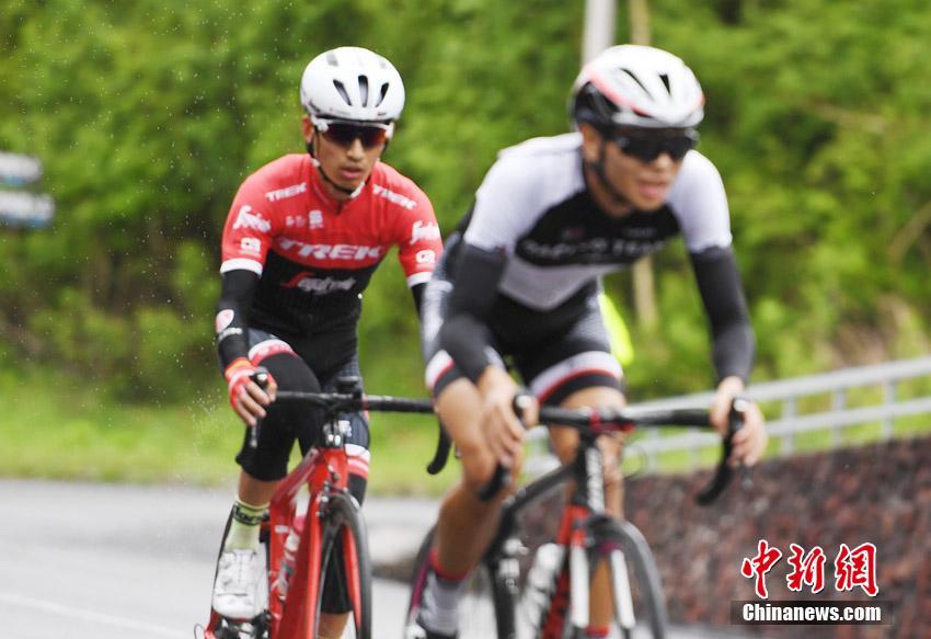 百余自行车爱好者长白山天池上演“速度与激情”