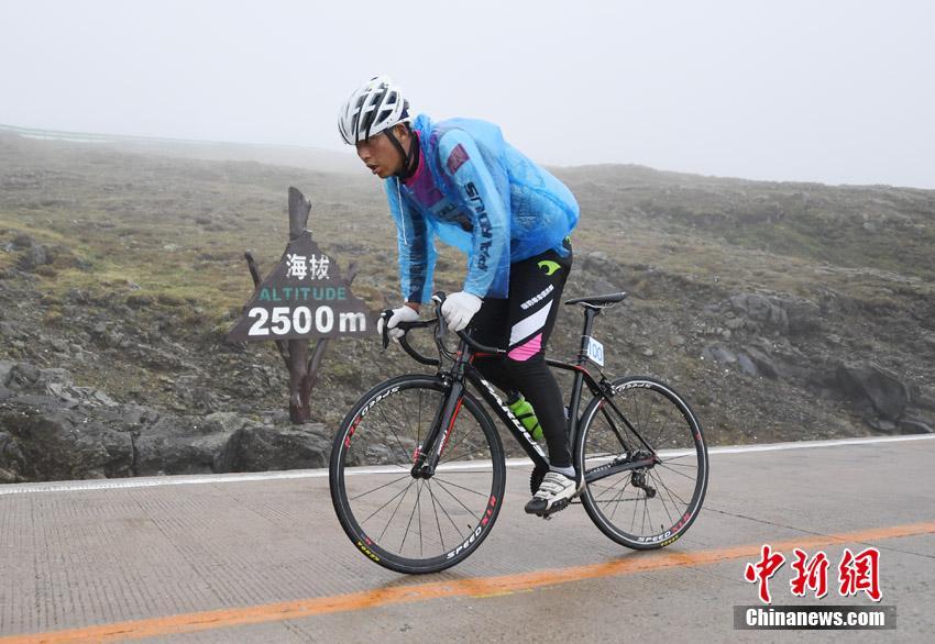 百余自行车爱好者长白山天池上演“速度与激情”