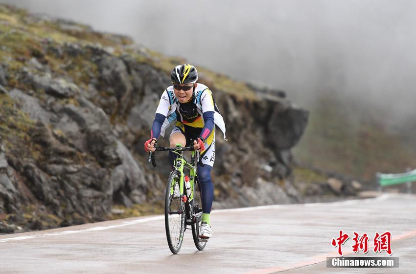 百余自行车爱好者长白山天池上演“速度与激情”