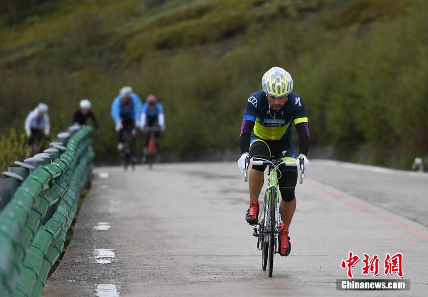 百余自行车爱好者长白山天池上演“速度与激情”