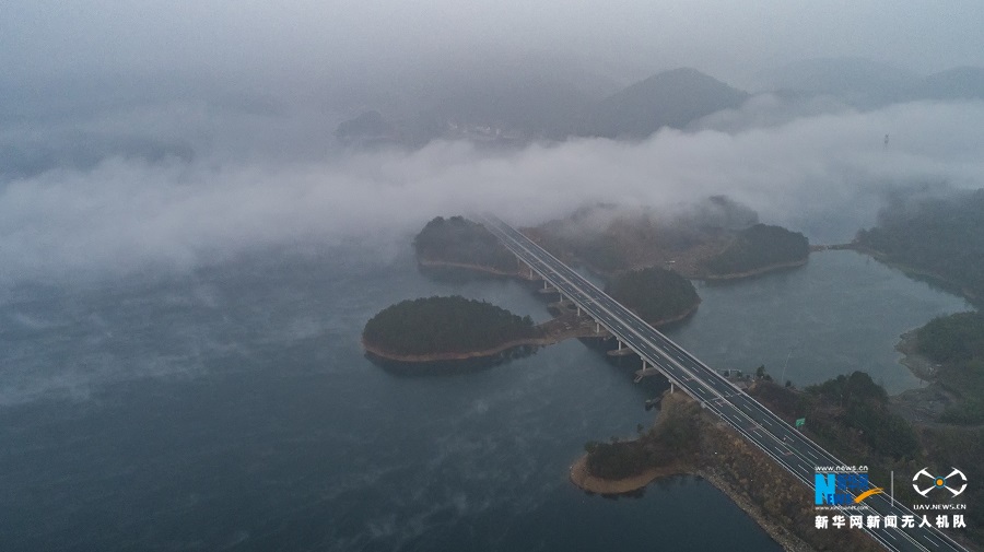 航拍江西“最美水上高速” 云浪翻飞蔚为壮观