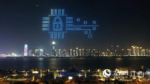 传递网络安全常识 500架无人机赣江上空摆造型