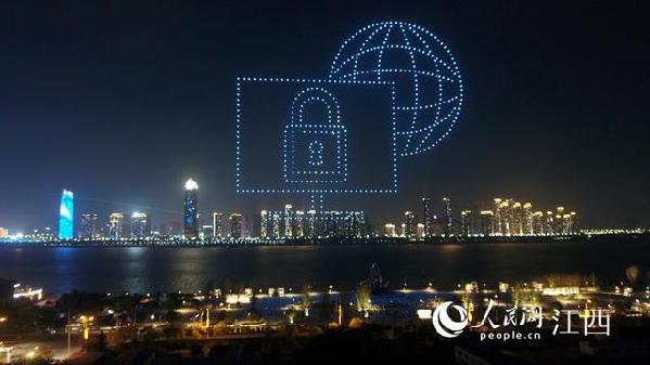 传递网络安全常识 500架无人机赣江上空摆造型
