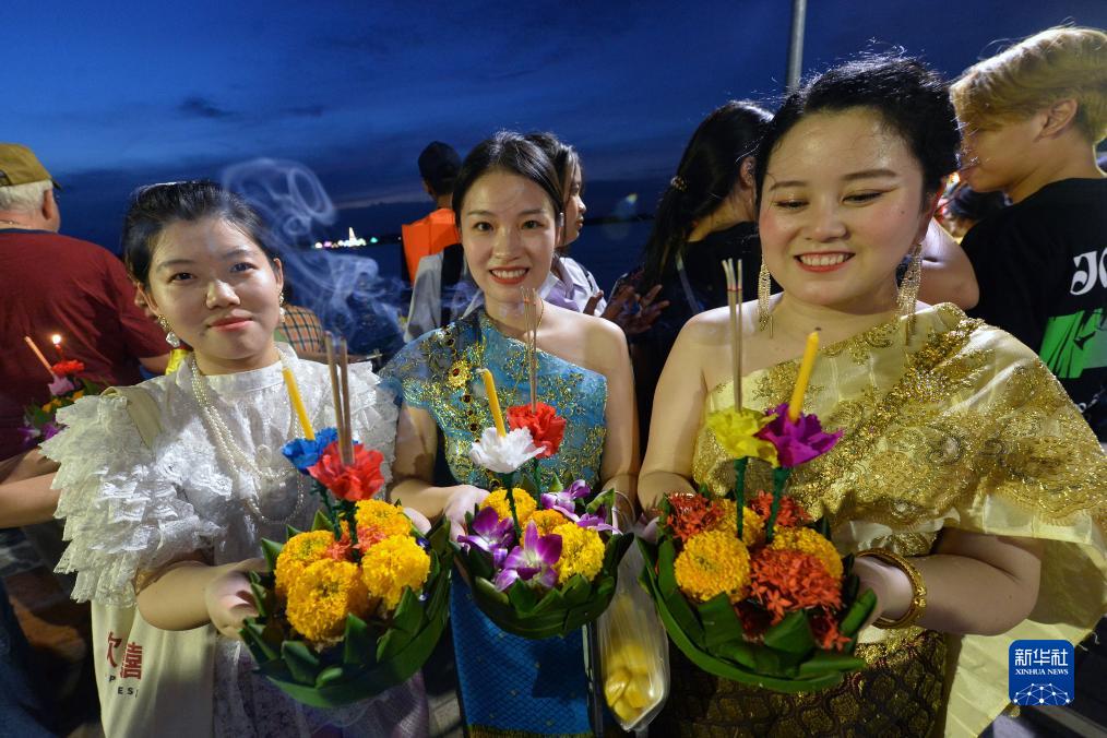 泰国曼谷民众庆祝水灯节