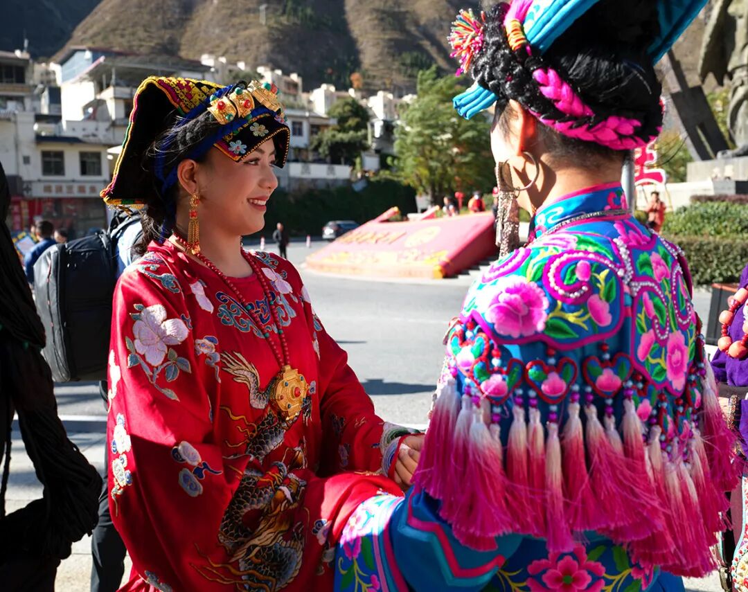 非遗巡游庆羌年