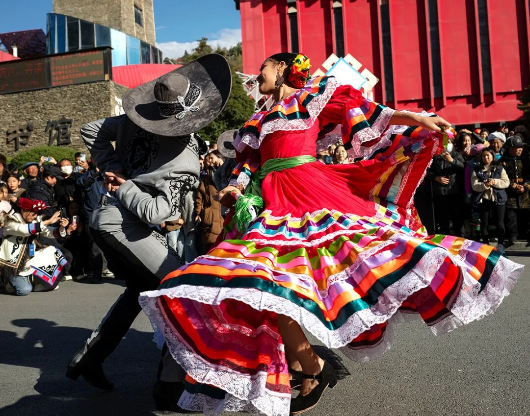 非遗巡游庆羌年