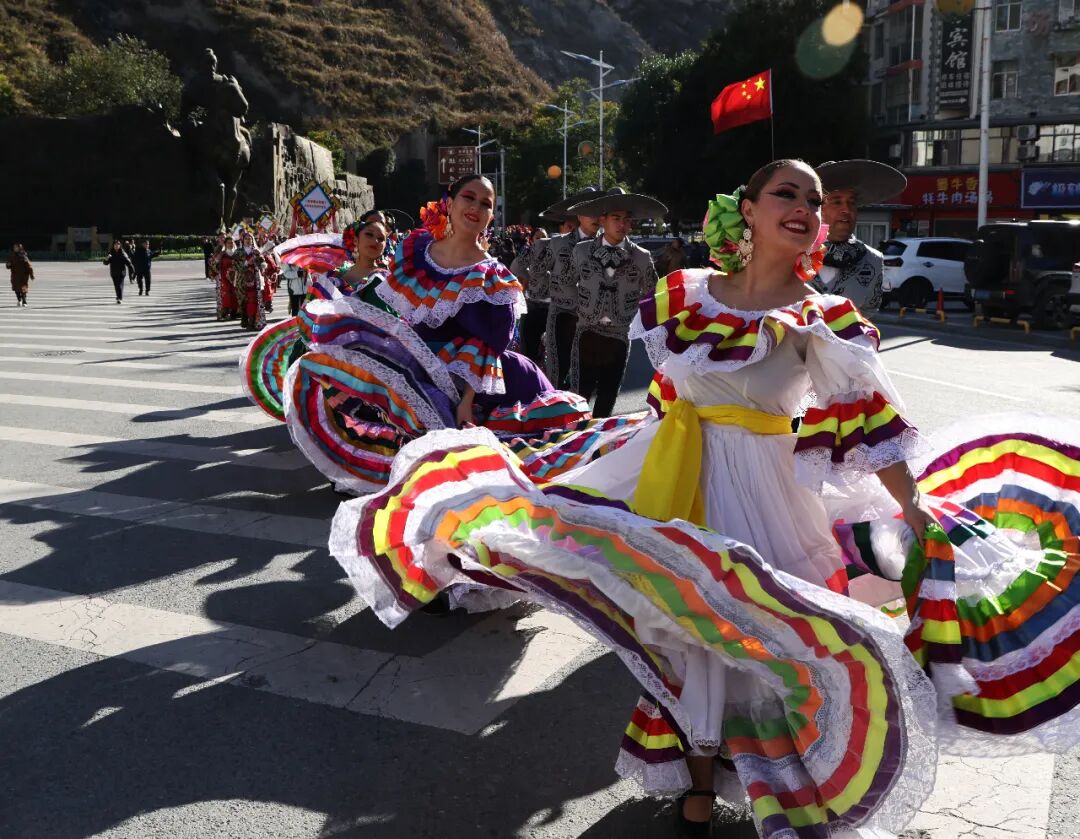 非遗巡游庆羌年