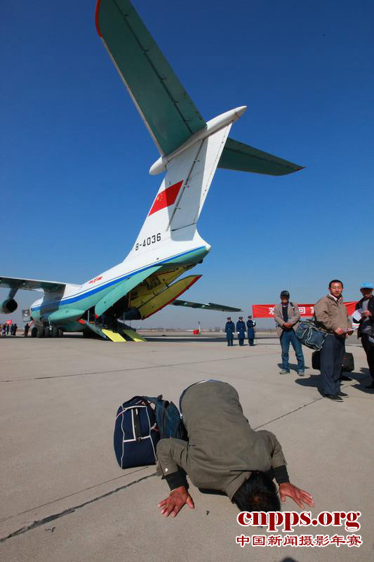 空军4架接运中国在利比亚撤离人员的运输机安全抵京