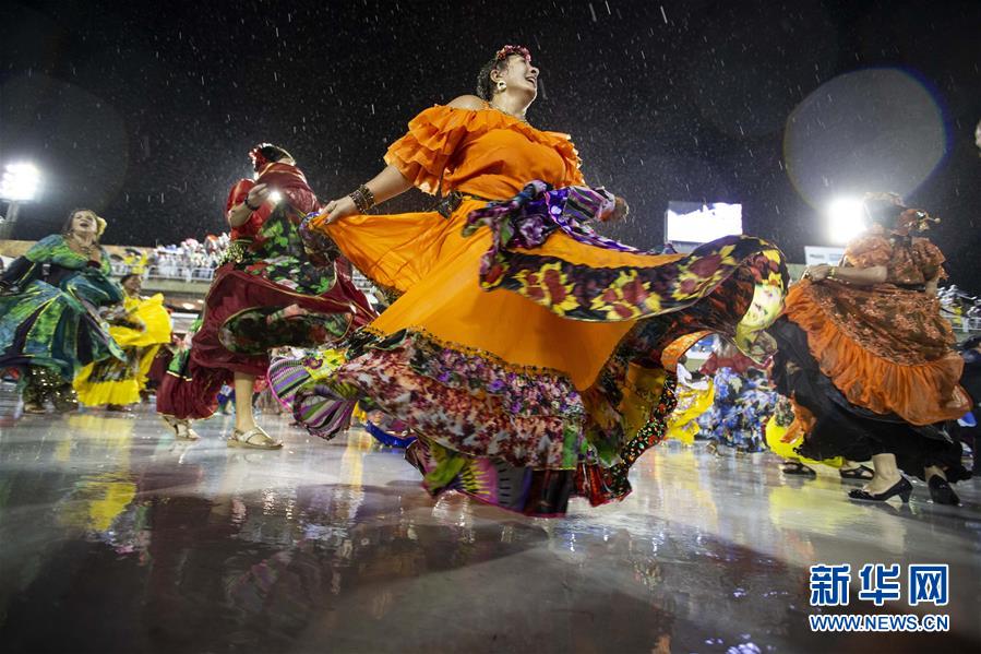 （国际）（7）巴西里约狂欢节雨中开幕
