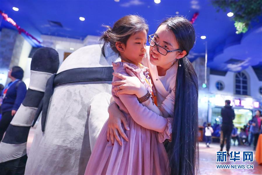 （社会）（2）“罕见的拥抱”