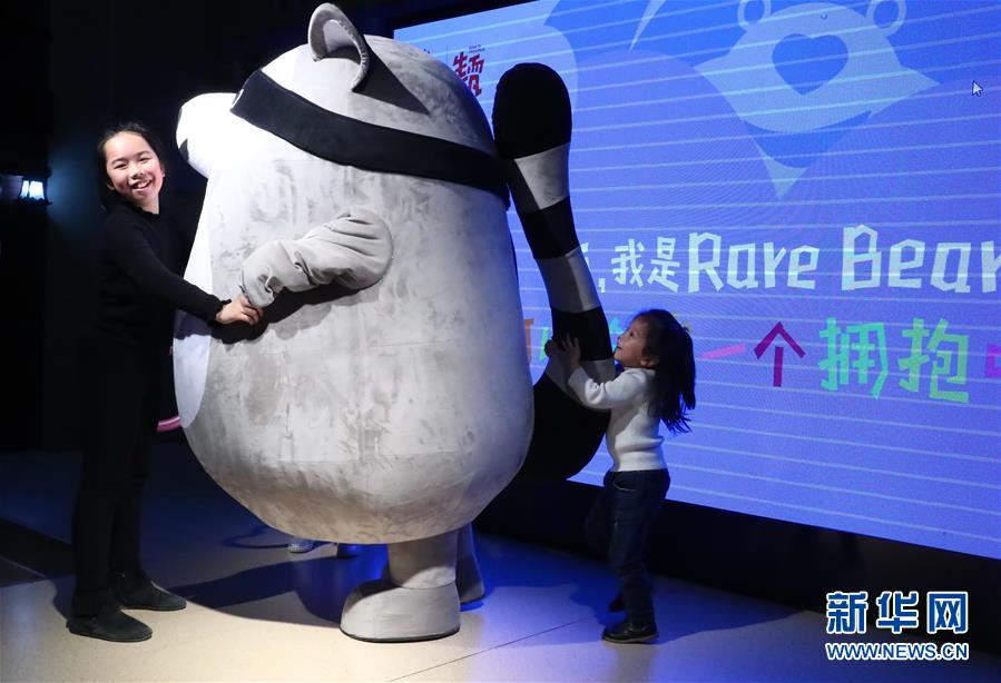 （社会）（3）“罕见的拥抱”