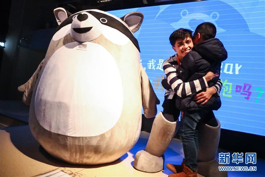 （社会）（4）“罕见的拥抱”