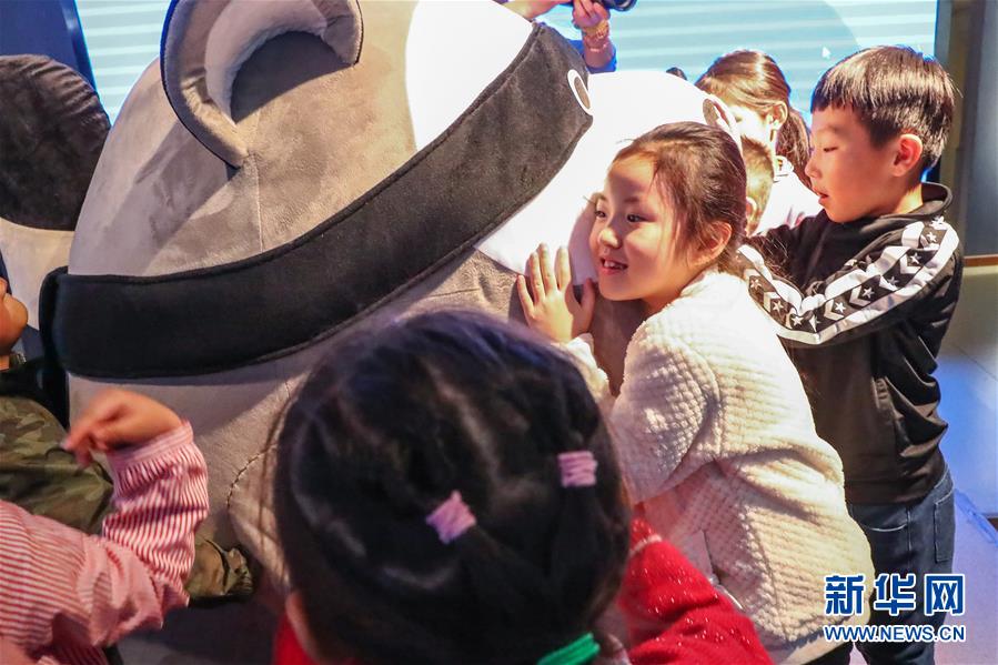 （社会）（5）“罕见的拥抱”