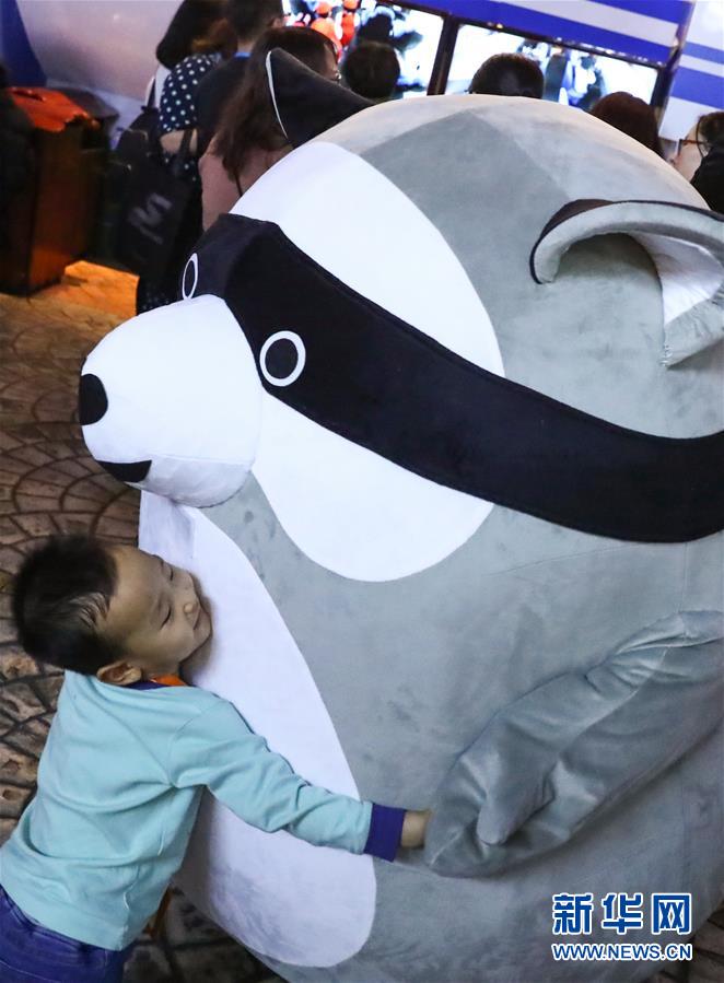 （社会）（6）“罕见的拥抱”