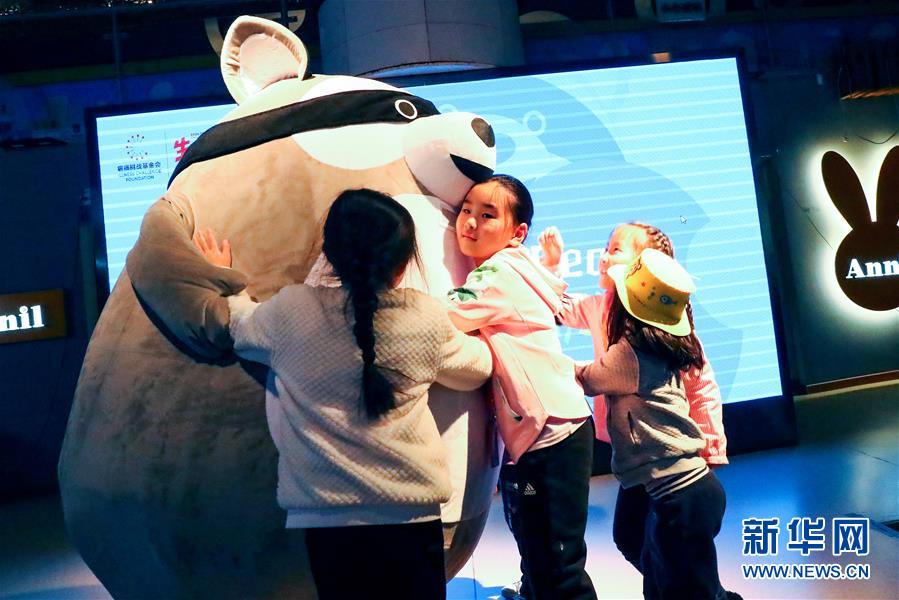 （社会）（7）“罕见的拥抱”